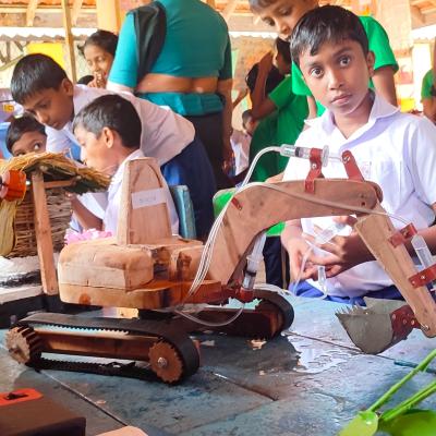 5 ශ්‍රේණියේ දරුවන්ගේ චිත්‍ර හා නිර්මාණ ප්‍රදර්ශනය